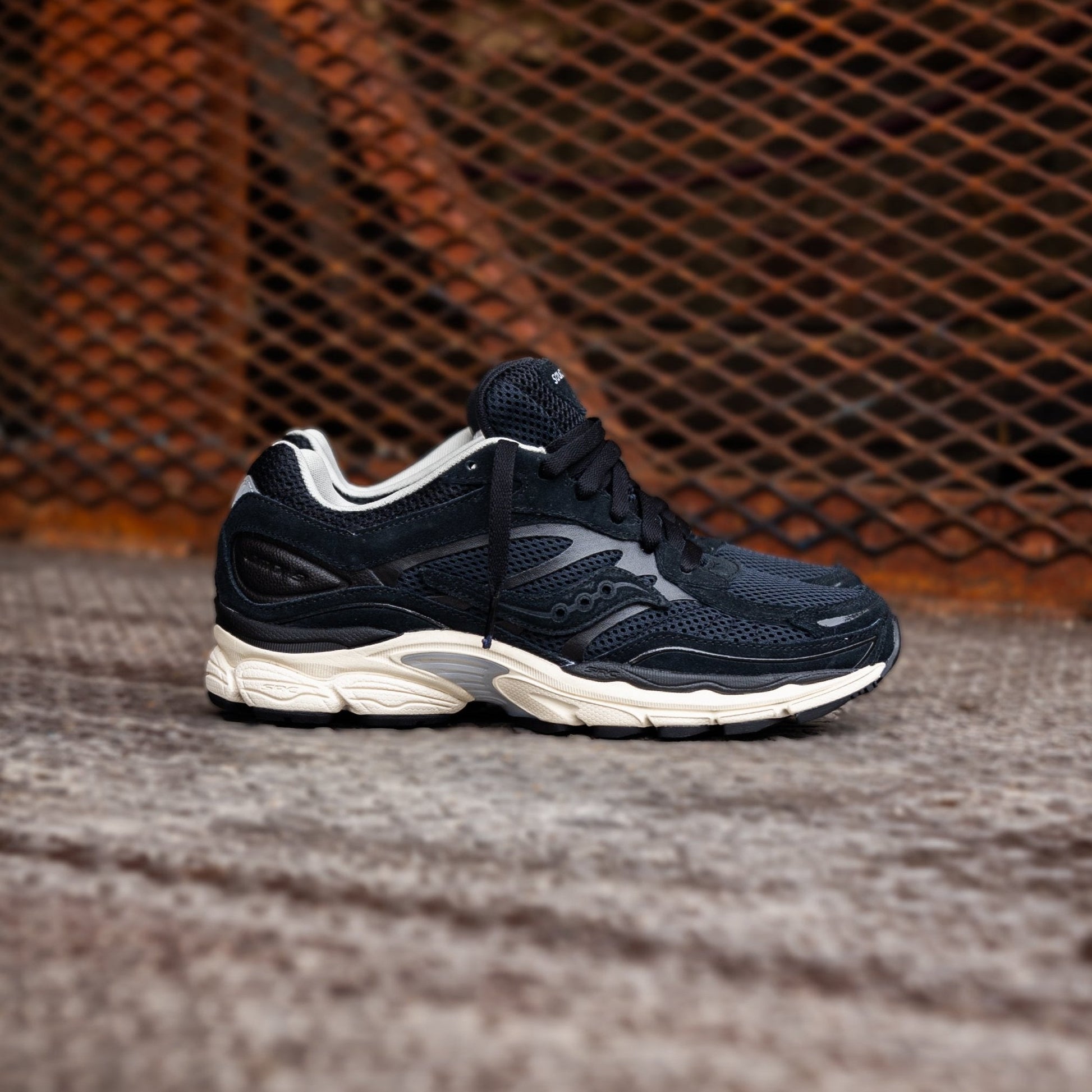 Mens Saucony OG ProGrid Omni 9 (Black/Cream)